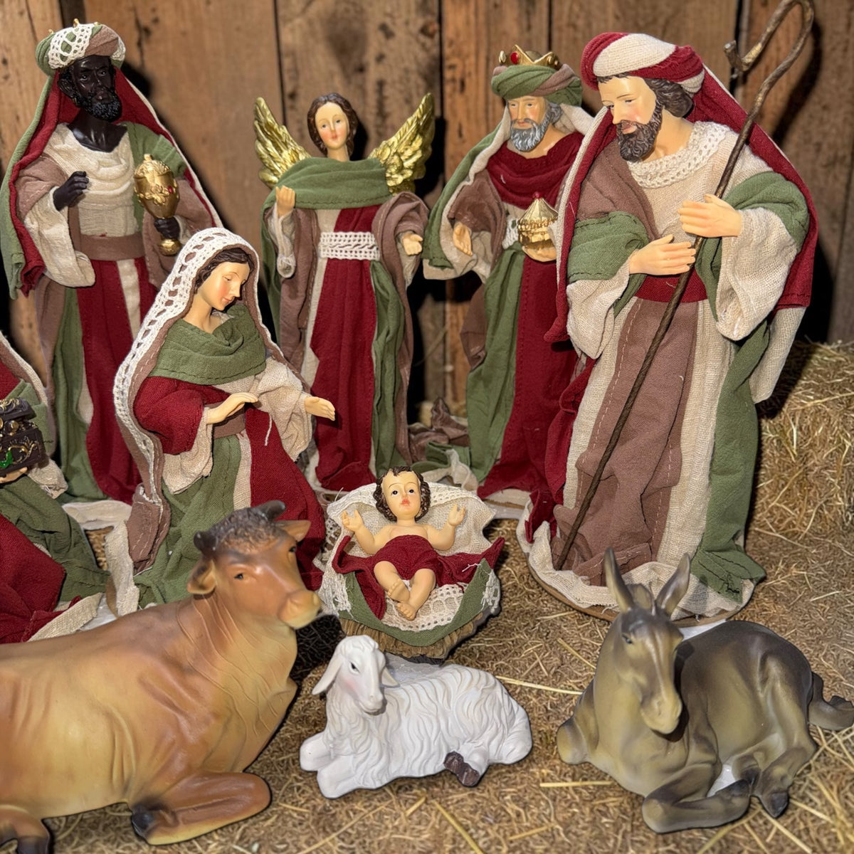 Nacimiento completo con ropa de tela color navidad 25cm Santini