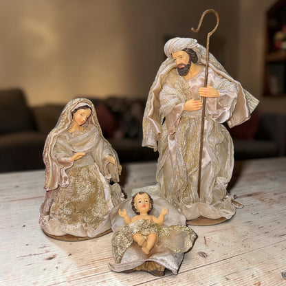 Sagrada familia nacimiento con ropa de tela dorado 25cm Santini
