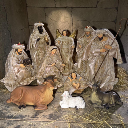 Nacimiento completo con ropa de tela color dorado 25cm Santini