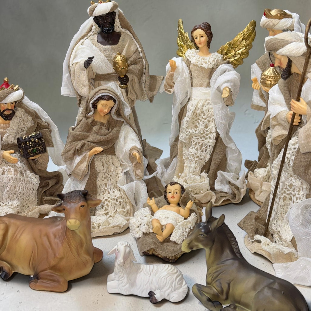 Nacimiento completo con ropa de tela color terracota 25cm Santini
