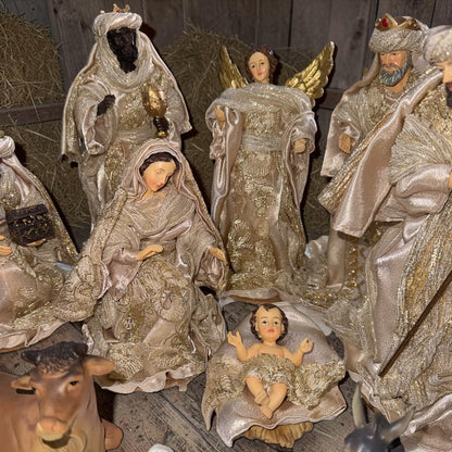 Nacimiento completo con ropa de tela color dorado 25cm Santini
