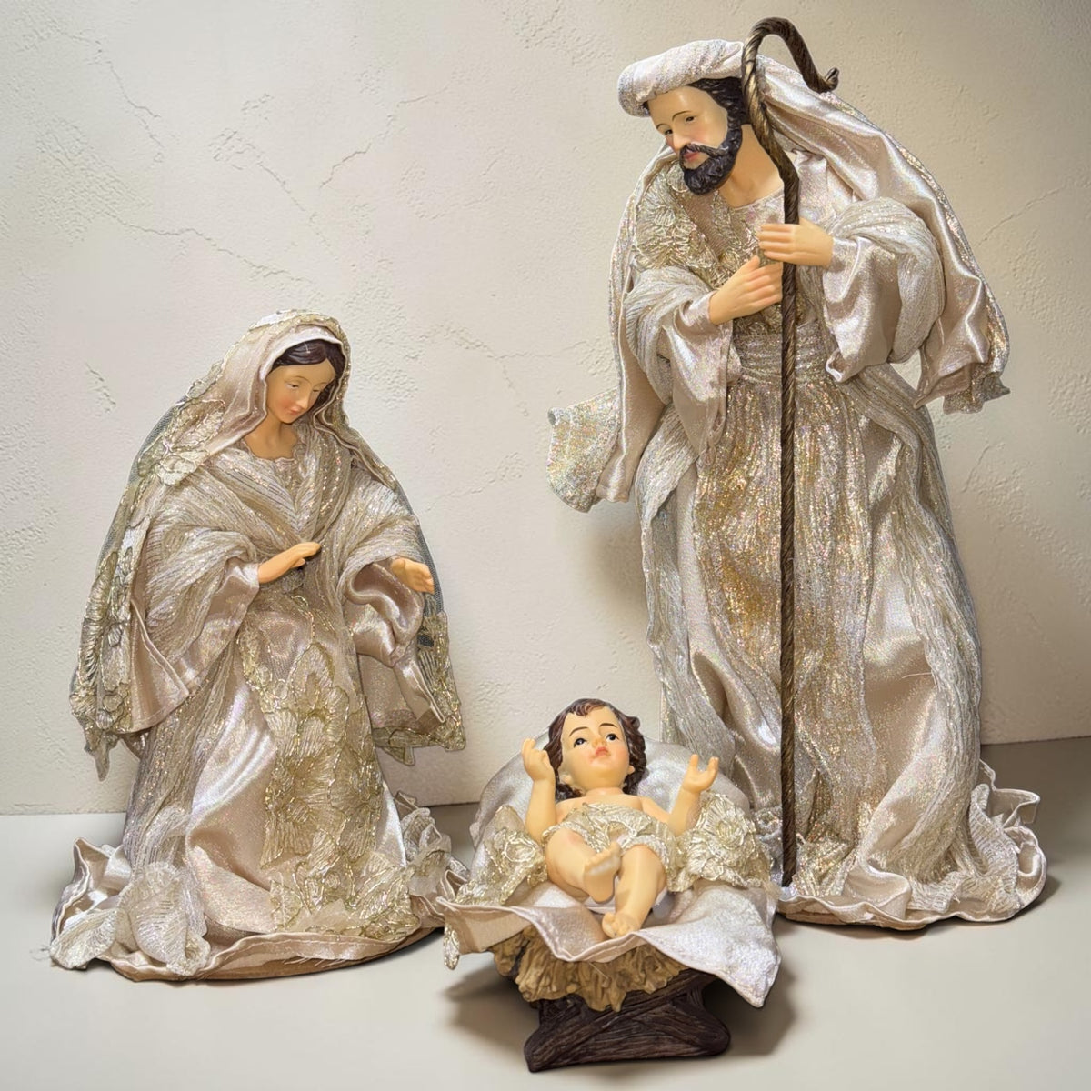 Sagrada familia nacimiento con ropa de tela dorado 36cm Santini
